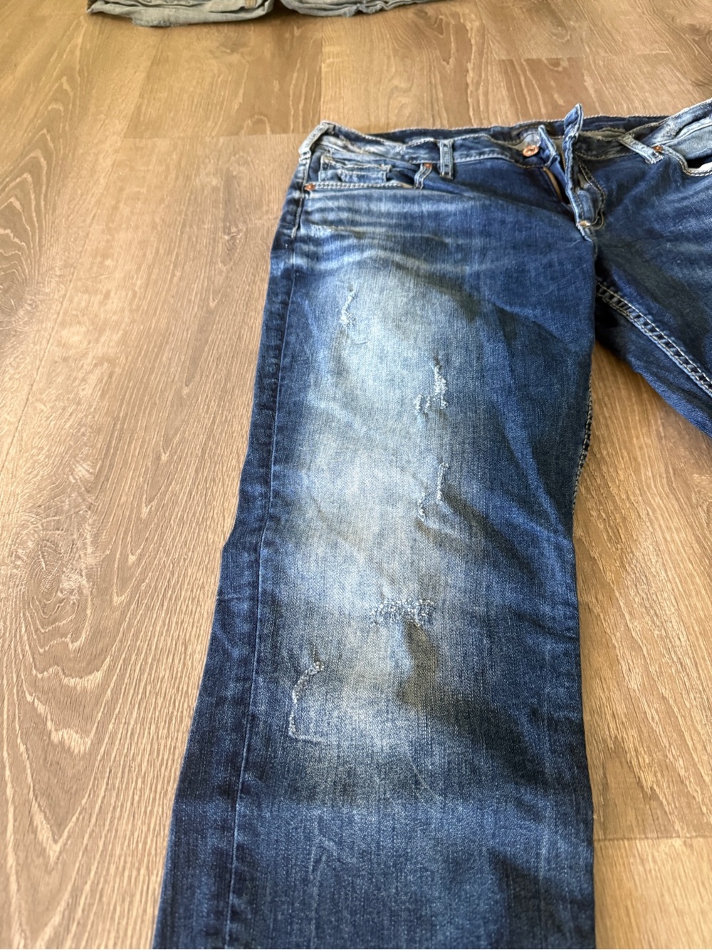 Silver Jeans Women's Bootcut Jeans in Distressed Medium Blue Wash - Picture 3 of 6